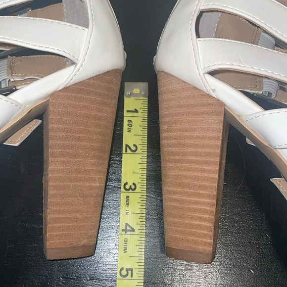 Express Off White Faux Leather Block Sandals w 5 buckles & back zippers. SZ 9 - Picture 12 of 12